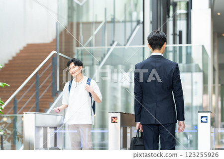 辦公大樓入口。 辦公大樓入口。 123255926