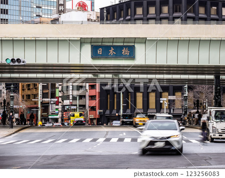 Nihonbashi Bridge, an important cultural property spanning the Nihonbashi River; the Metropolitan Expressway viaduct that runs over the Nihonbashi River 123256083