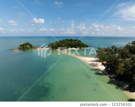 Tropical sandbar connecting two lush green islands surrounded by turquoise water and sunny skies. Koh Samui, Thailand. Tropical sandbar connecting two lush green islands surrounded by turquoise water and sunny skies. Koh Samui, Thailand. 123256101