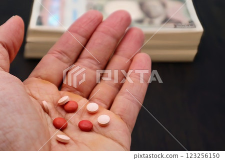 特寫鏡頭:一個人手裡拿著藥丸 特寫鏡頭:一個人手裡拿著藥丸 123256150