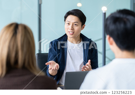 商界人士正在開會。 123256223