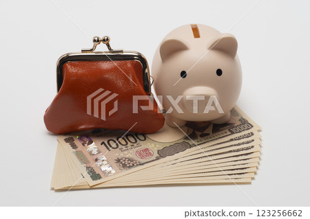 新版 10,000 日元紙幣、存錢罐和錢包 123256662