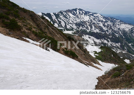 別山和薩博神道的雪谷 123256676