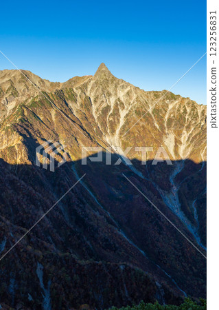 從木作新道眺望槍山的朝霞 沿著北阿爾卑斯山表銀座橫斷面攀登槍山 123256831