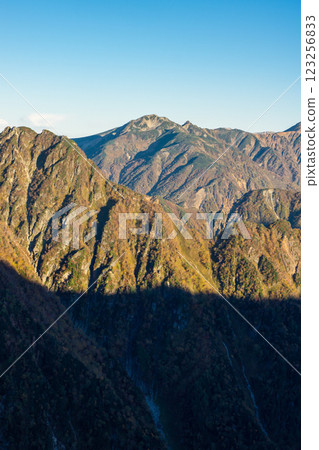 從木作新道眺望鷲羽山 攀登北阿爾卑斯山表銀座橫斷面的槍山 從木作新道眺望鷲羽山 攀登北阿爾卑斯山表銀座橫斷面的槍山 123256833