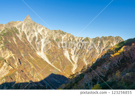 從木作新道西嶽小屋仰望北釜山脊和槍岳。 123256855