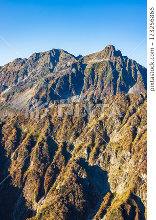 從木作新道西嶽小屋仰望奧穗高岳和北穗高岳 攀登北阿爾卑斯山表銀座路線上的槍山 123256866