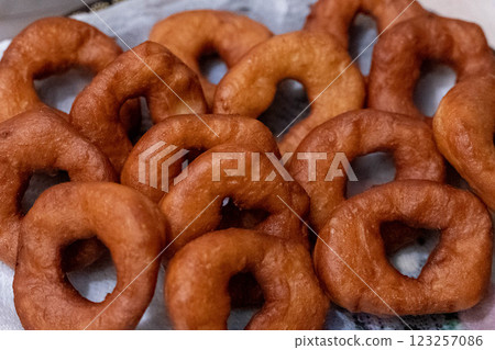 Delicious round doughnuts are arranged on a plate at a market 123257086