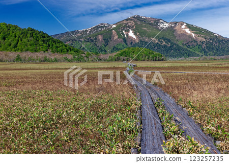 初夏從尾瀨之原望去的止佛山殘雪 123257235