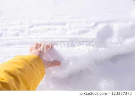 雙手抓住雪牆 123257373