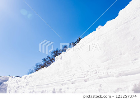 高高的雪牆 123257374