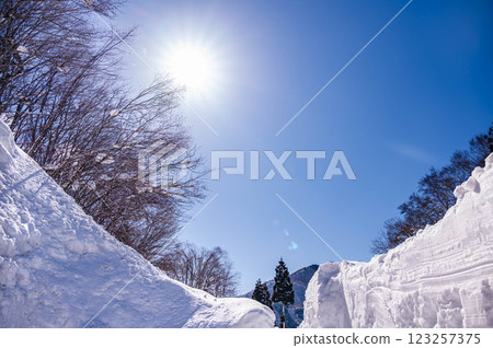 陽光與天然雪牆 陽光與天然雪牆 123257375