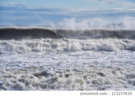 秋季，東松島市野蒜海岸波濤洶湧 123257639