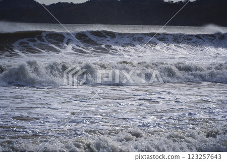 秋季，東松島市野蒜海岸波濤洶湧 123257643