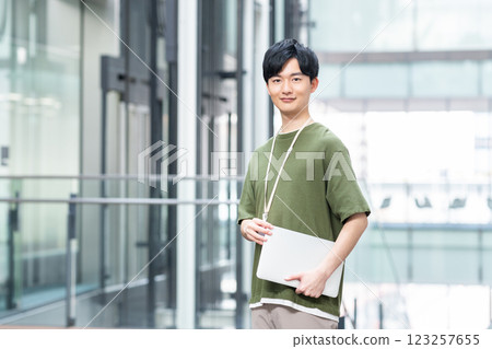 年輕的工程師在辦公室工作。 年輕的工程師在辦公室工作。 123257655