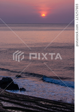 石川縣輪島市,白根千枚田,海與梯田的夜景,3 月 石川縣輪島市,白根千枚田,海與梯田的夜景,3 月 123257803