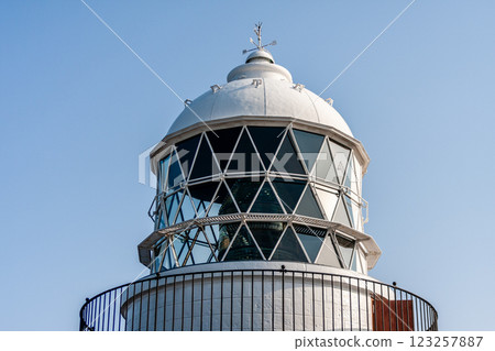 石川縣奧能登市六光崎燈塔,3 月晴朗的日子 石川縣奧能登市六光崎燈塔,3 月晴朗的日子 123257887