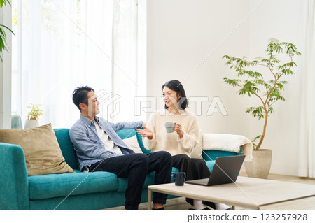 放鬆在沙發的夫婦 放鬆在沙發的夫婦 123257928