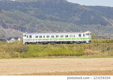 Kiha 40 running on the JR Sekihoku Line 123258104