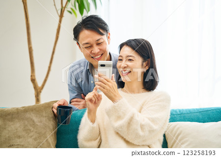 看智能手機的夫婦 看智能手機的夫婦 123258193