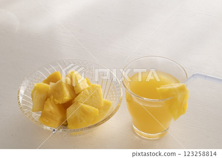 fresh pineapple and juice 123258814