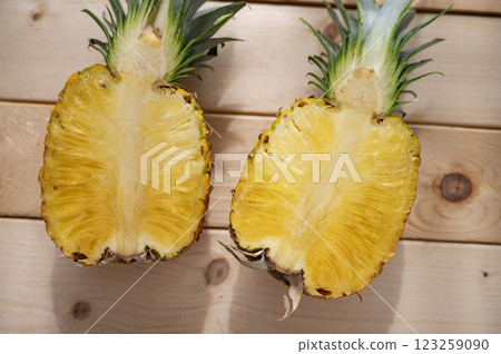 Cut pineapple 123259090