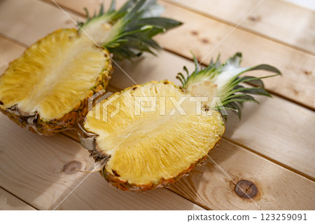 Cut pineapple 123259091