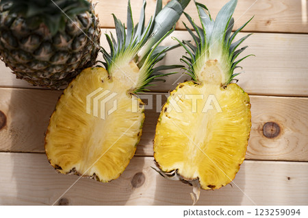 Cut pineapple 123259094