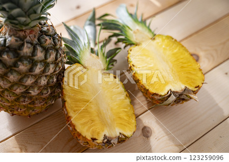 Cut pineapple 123259096