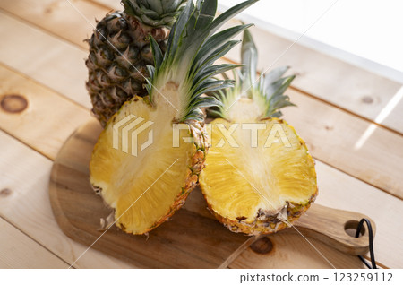Cut pineapple 123259112