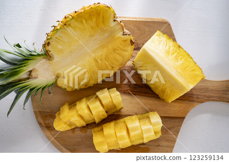 Cut pineapple 123259134