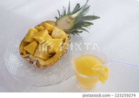 切開鳳梨並榨鳳梨汁 123259274