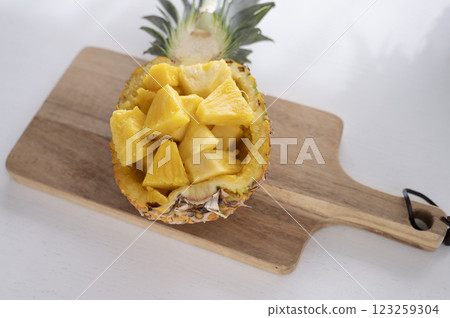 Cut pineapple that can be eaten right down to the core Cut pineapple that can be eaten right down to the core 123259304