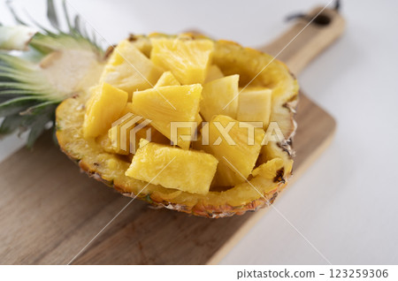 Cut pineapple that can be eaten right down to the core 123259306