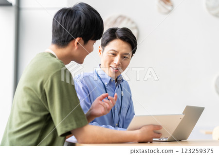 Engineering staff having a meeting. Filming cooperation: SKY Perfect Tokyo Media Center 123259375
