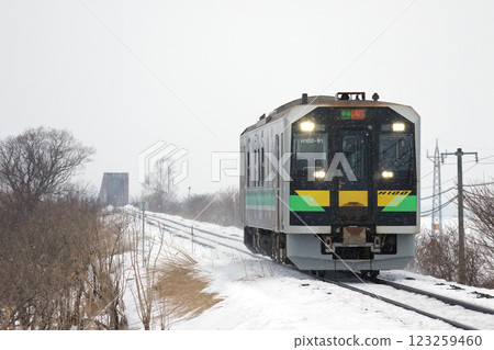 根室線的本地火車穿過十勝川鐵路橋和冬季風景。 123259460