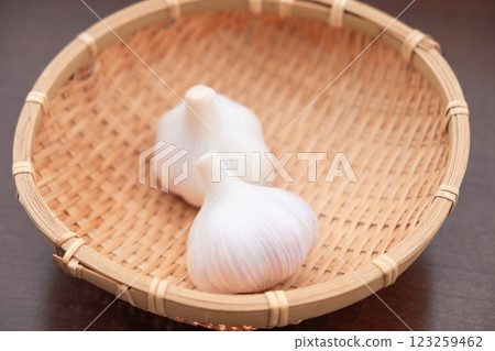 漏勺裡的大蒜圖片（庫存照片） 123259462