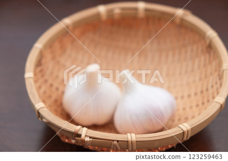 漏勺裡的大蒜圖片（庫存照片） 123259463