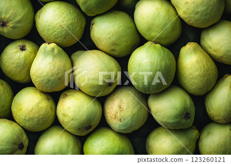 新鮮梨子的特寫，表皮呈綠色 123260121