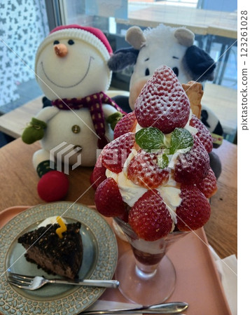 "Luxurious strawberry parfait and chocolate cake sweet time" "Luxurious strawberry parfait and chocolate cake sweet time" 123261028