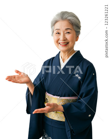 微笑的老年婦女，擺出歡迎的姿勢 123261221
