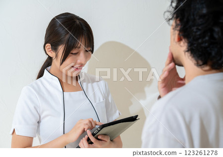Female staff providing counseling to men 123261278