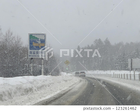 道東高速公路的冬天：暴風雪、白茫茫一片、滑倒事故 123261462