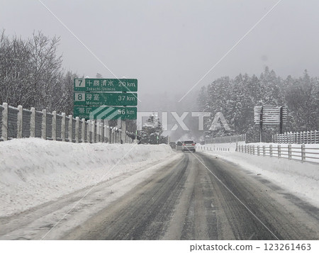 Winter on the Doto Expressway: snowstorm, whiteout, slip accident 123261463