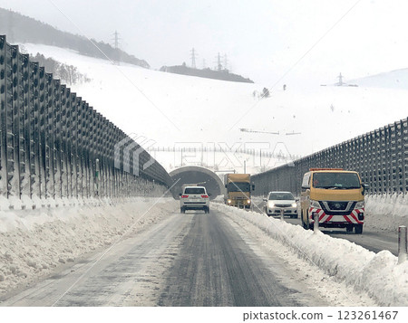 Winter on the Doto Expressway: snowstorm, whiteout, slip accident 123261467