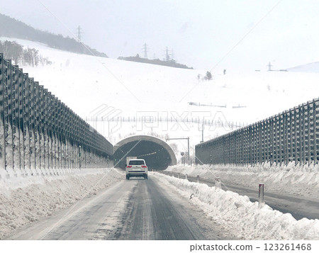 道東高速公路的冬天：暴風雪、白茫茫一片、滑倒事故 123261468