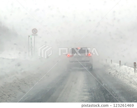 Winter on the Doto Expressway: snowstorm, whiteout, slip accident 123261469