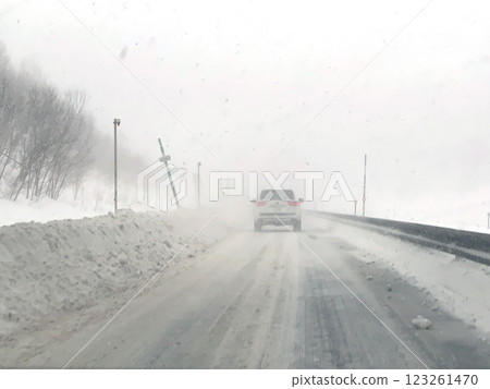 Winter on the Doto Expressway: snowstorm, whiteout, slip accident Winter on the Doto Expressway: snowstorm, whiteout, slip accident 123261470