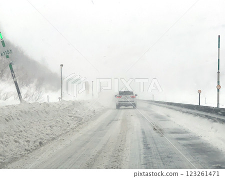 Winter on the Doto Expressway: snowstorm, whiteout, slip accident Winter on the Doto Expressway: snowstorm, whiteout, slip accident 123261471
