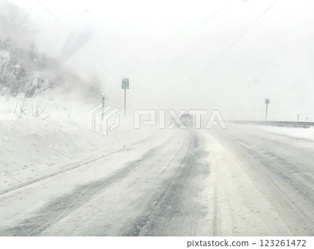 Winter on the Doto Expressway: snowstorm, whiteout, slip accident 123261472